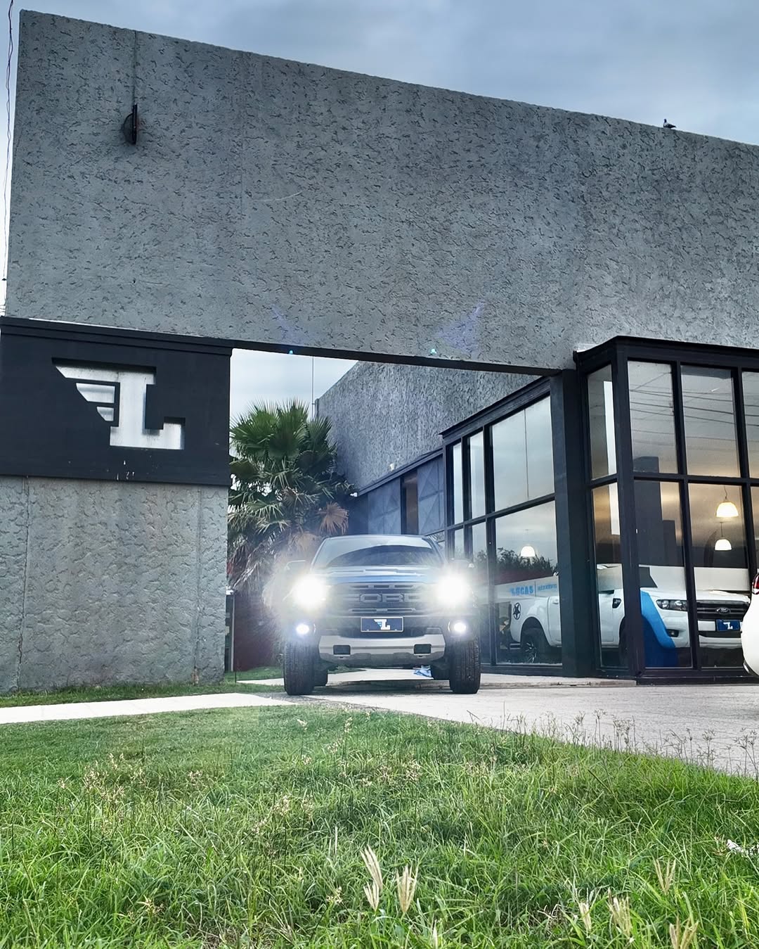 Lucas Automotores Showroom con Ford Ranger Raptor
